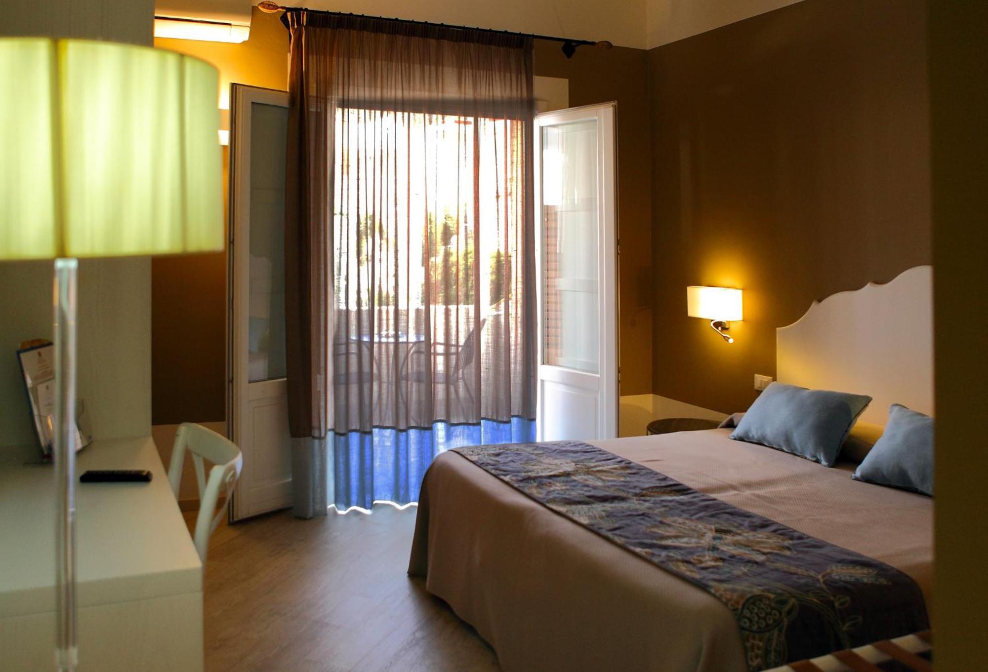 Aegusa Hotel 파뷔냐나도 외부 사진